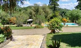 Imagem 2: Chácara medindo 7 hectares, casa principal com 2 quartos, casa de caseiro, curral e haras