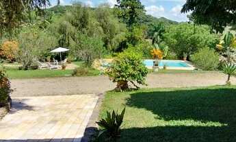 Imagem 7: Chácara medindo 7 hectares, casa principal com 2 quartos, casa de caseiro, curral e haras