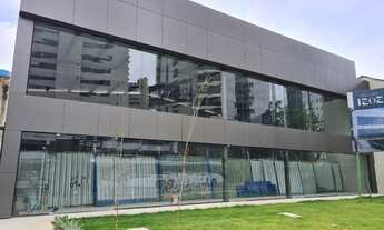 Imagem 3: Loja de Luxo com Pele de Vidro e pé Direito Duplo na Conselheiro Aguiar - Recém Construída