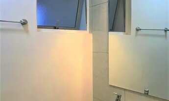 Imagem 5: Apartamento 2 dormitórios com churrasqueira, cozinha e banheiro com armários