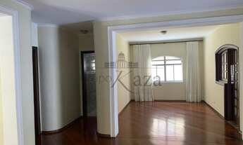 Imagem 4: Casa de condomínio para aluguel tem 330 metros quadrados com 4 quartos