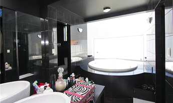 Imagem 7: Bem-vindo à elegância e ao conforto definitivos na deslumbrante casa de alto padrão no pre