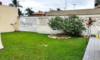 Imagem 4: INCRÍVEL CASA COM ENORME ESPAÇO VERDE, ÁREA GOURMET, JARDIM E APENAS À 50 METROS DO MAR!