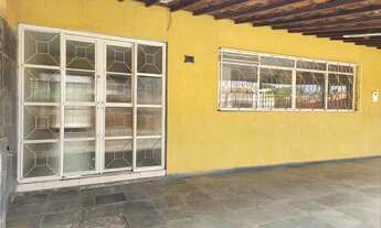 Imagem 2: Casa de esquina em frente à praça!