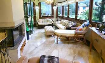 Imagem 5: Casa nas Alameda das Cerejeiras - Campos do Jordão, disponível para venda com 06 suítes e