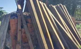 Imagem: Madeira usada e tijolo