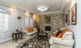 Imagem 2: Belíssimo sobrado em rua tranquila, arborizada cercada de lindas casas. O sobrado é consti