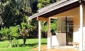 Imagem 2: Chácara de 4000m² com duas casas, piscina e muito verde