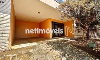 Imagem: Casa de 4 Quartos com Amplo Lote e Jardim