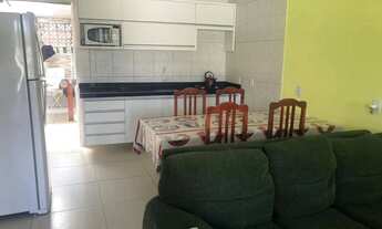 Imagem: Casa com piscina em condomínio seguro