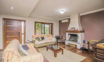 Imagem 2: Casa de 329m² - 4 dormitórios, 1 suíte, 6 vagas no bairro Vila Jardim