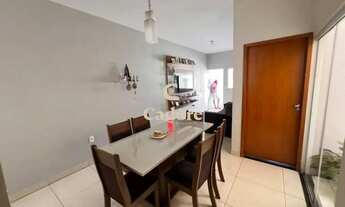 Imagem 3: Casa à venda no Jardim Holanda com 2/4 e jardim de inverno na sala