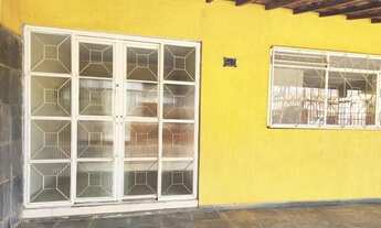 Imagem 3: Casa de esquina em frente à praça!