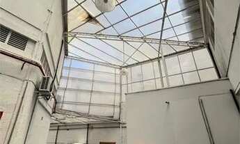 Imagem 4: Prédio Comercial próximo a Estação Barra Funda, toda a fachada em vidro e recuo de estacio