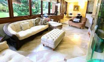 Imagem 6: Casa nas Alameda das Cerejeiras - Campos do Jordão, disponível para venda com 06 suítes e