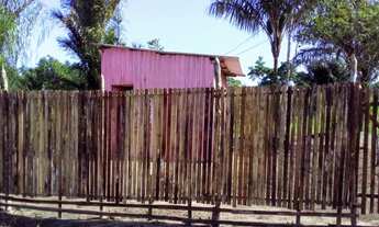 Imagem 3: Terreno com uma casa de madeira