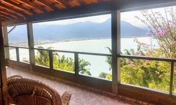 Imagem 2: Encantadora Propriedade em Terreno de 4.759 m² na Praia da Maranduba