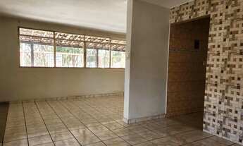 Imagem 6: Casa de esquina em frente à praça!