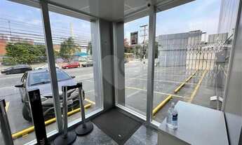 Imagem 3: Prédio Comercial próximo a Estação Barra Funda, toda a fachada em vidro e recuo de estacio