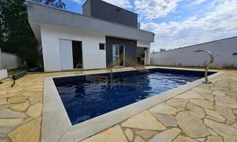 Imagem 2: Linda casa a venda no Ninho Verde 1, com 3 dormitórios, piscina, frente com área de preser