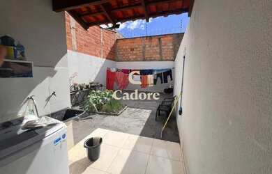 Imagem 7: Casa à venda no Jardim Holanda com 2/4 e jardim de inverno na sala