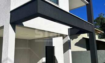 Imagem: Casa ampla com piscina e área gourmet no