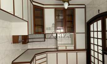 Imagem 5: Casa de condomínio para aluguel tem 330 metros quadrados com 4 quartos