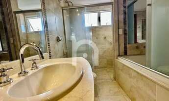 Imagem 4: Mansão em condomínio fechado localizada no Jardins Atenas, na cidade de Goiânia. É uma pro