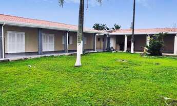 Imagem 3: INCRÍVEL CASA COM ENORME ESPAÇO VERDE, ÁREA GOURMET, JARDIM E APENAS À 50 METROS DO MAR!