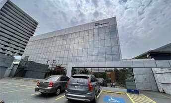 Imagem 1: Prédio Comercial próximo a Estação Barra Funda, toda a fachada em vidro e recuo de estacio