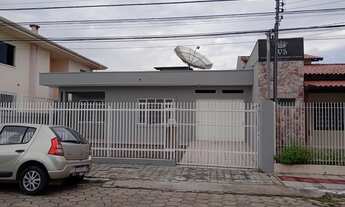 Imagem 3: Casa de 2 dormitórios com edícula e móveis na cozinha semi mobiliada São Judas