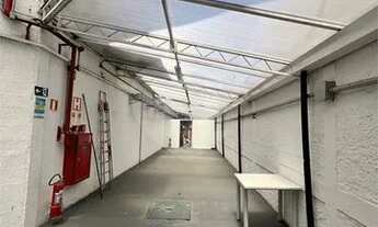 Imagem 6: Prédio Comercial próximo a Estação Barra Funda, toda a fachada em vidro e recuo de estacio