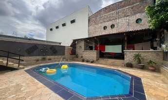 Imagem: Residência ampla com piscina próximo ao
