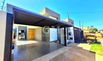 Imagem: Casa térrea com piscina e asfalto no bairro