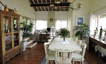 Imagem 4: Casa no miolo da Granja viana com 4 dorm sendo 2 suítes, 2 vagas cobertas