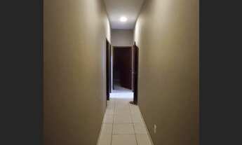 Imagem 7: Imóvel térreo com 7 salas + 3 banheiros + cozinha, ampla área de estacionamento no Saguaç