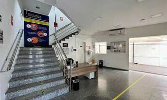 Imagem 7: Prédio Comercial próximo a Estação Barra Funda, toda a fachada em vidro e recuo de estacio