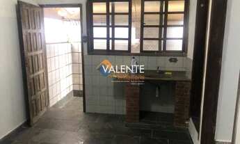 Imagem 2: Casa com 4 dormitórios e churrasqueira no bairro Vila Tupi na Praia Grande