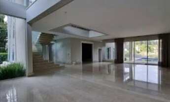 Imagem 2: Casa de condomínio para aluguel e venda possui 729 metros quadrados com 5 quartos