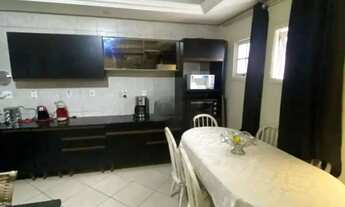 Imagem 6: Casa com Duas Residências e Pátio Amplo no Bairro Tranquilo