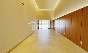 Imagem 2: Casa de condomínio térrea para venda tem 450 metros quadrados com 4 quartos