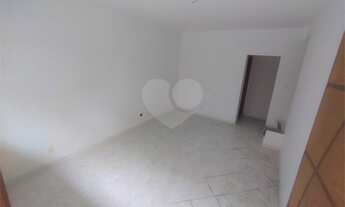 Imagem 3: Casa Triplex em Nova Iguaçu