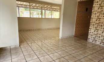 Imagem 5: Casa de esquina em frente à praça!