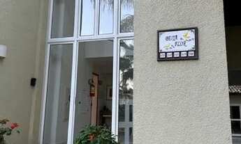 Imagem 3: Excelente apto térreo semi mobiliado amplo com sofá, mesa com 04 cadeiras, 01 dormitório c