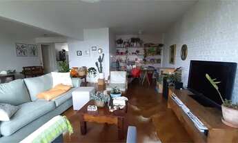 Imagem 2: Com carinha de casa, espaçoso e aconchegante, apenas uma quadra da futura estação do metrô