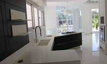 Imagem 5: Casa de condomínio sobrado para aluguel e venda possui 607 metros quadrados com 6 quartos