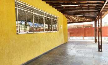 Imagem 4: Casa de esquina em frente à praça!