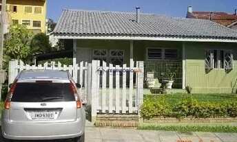 Imagem 2: Casa em Porto Alegre, no bairro Ipanema, com 3 dormitório(s), e 3 banheiros, à v