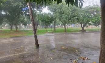 Imagem 3: Casa Térrea de esquina com Piscina ao lado de uma Praça