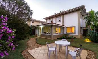 Imagem 4: Casa diferenciada com quintal gramado e espaçoso no Gramado